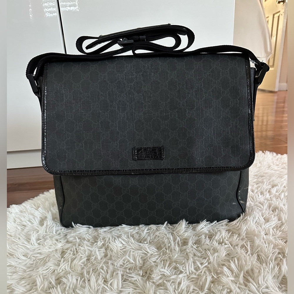 Authentic Gucci GG Monogram Supreme Messenger Bag